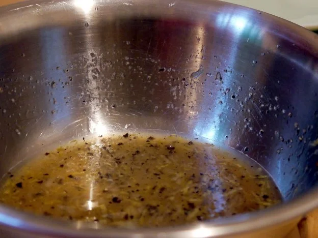 Büffelmozzarella mit Zitrone und gebratenem Basilikum - Rezept - Bild Nr. 5