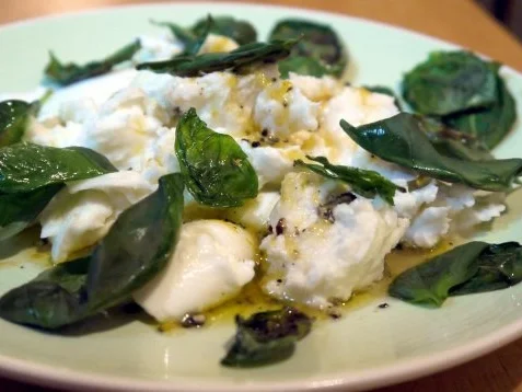 Büffelmozzarella mit Zitrone und gebratenem Basilikum - Rezept - Bild Nr. 9