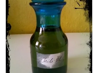 Rezept: Öl: Chiliöl mit Rosmarin Öl: Chiliöl mit Rosmarin - Rezept