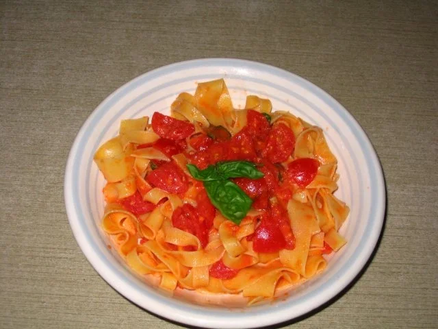 Tagliatelle in sommerlicher Tomaten-Sauce - Rezept