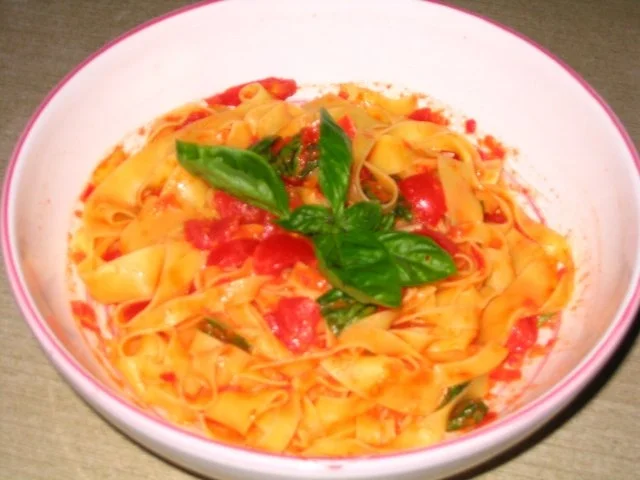 Tagliatelle in sommerlicher Tomaten-Sauce - Rezept - Bild Nr. 2