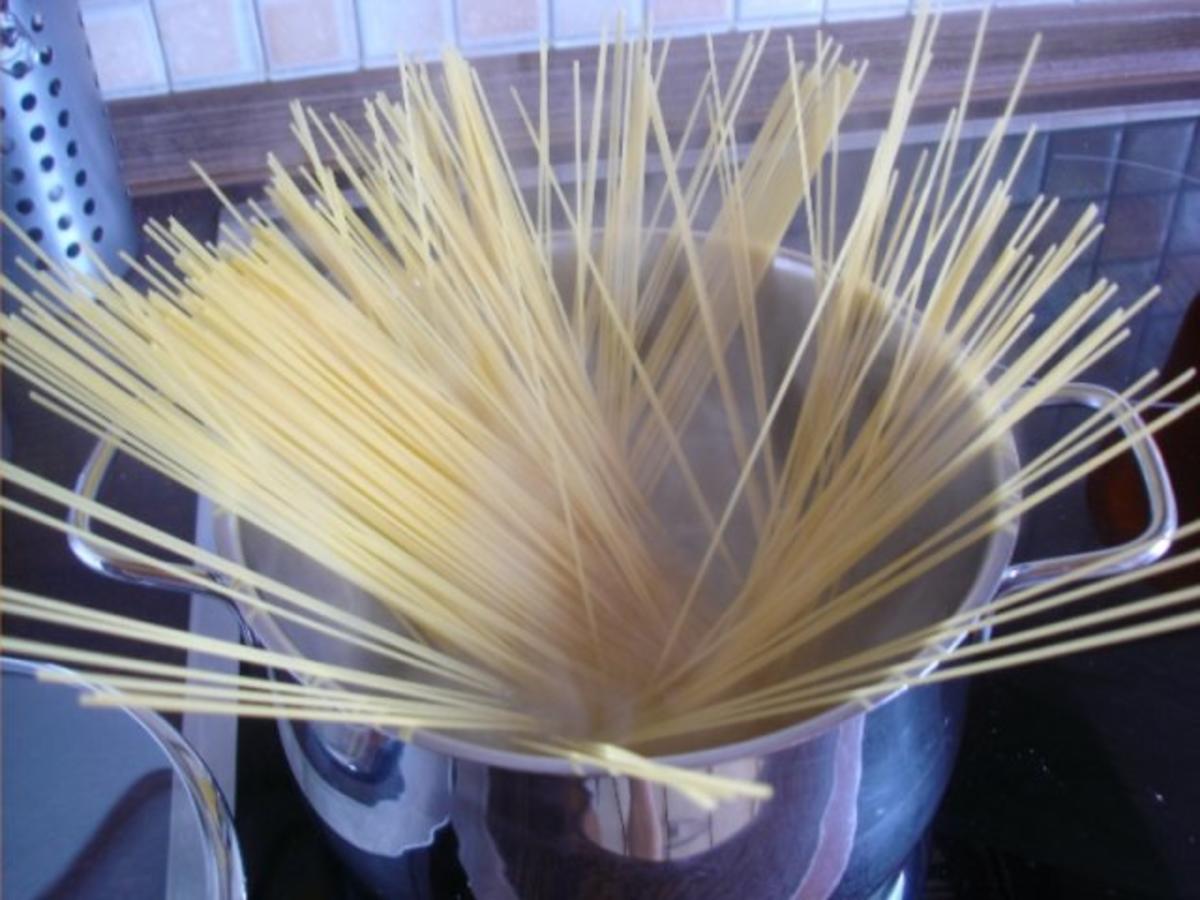 Spaghettini Carbonara mit Friseesalat - Rezept - Bild Nr. 6