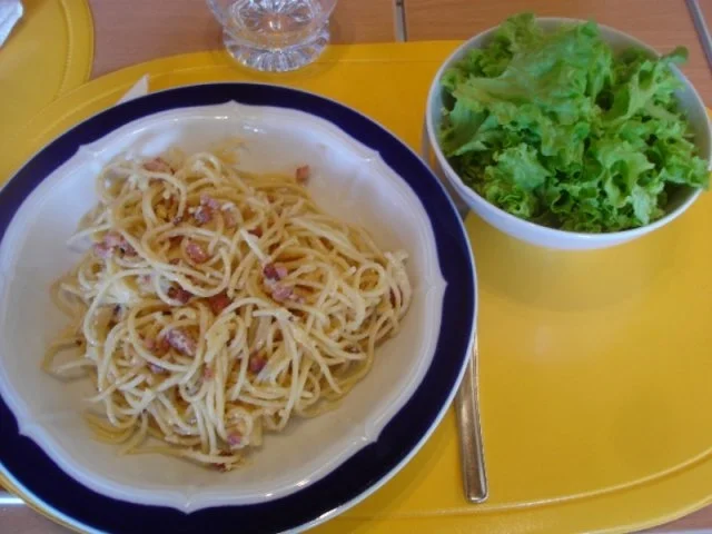 Spaghettini Carbonara mit Friseesalat - Rezept