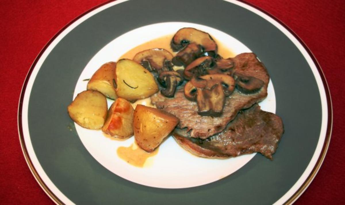 Scaloppine ai funghi con patate al rosmarino - Rezept