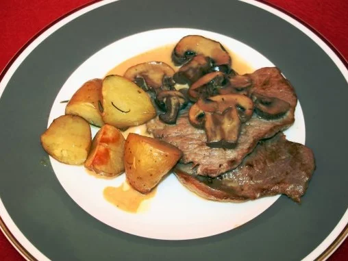 Scaloppine ai funghi con patate al rosmarino - Rezept