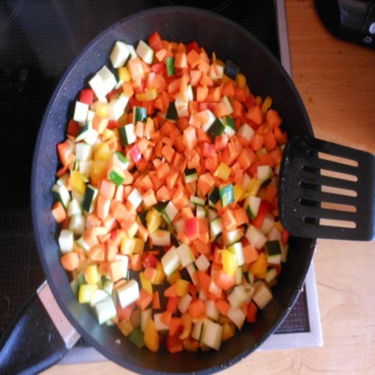 Hähnchenbrust auf Gemüsebett mit Kartoffelecken - Rezept - Bild Nr. 2