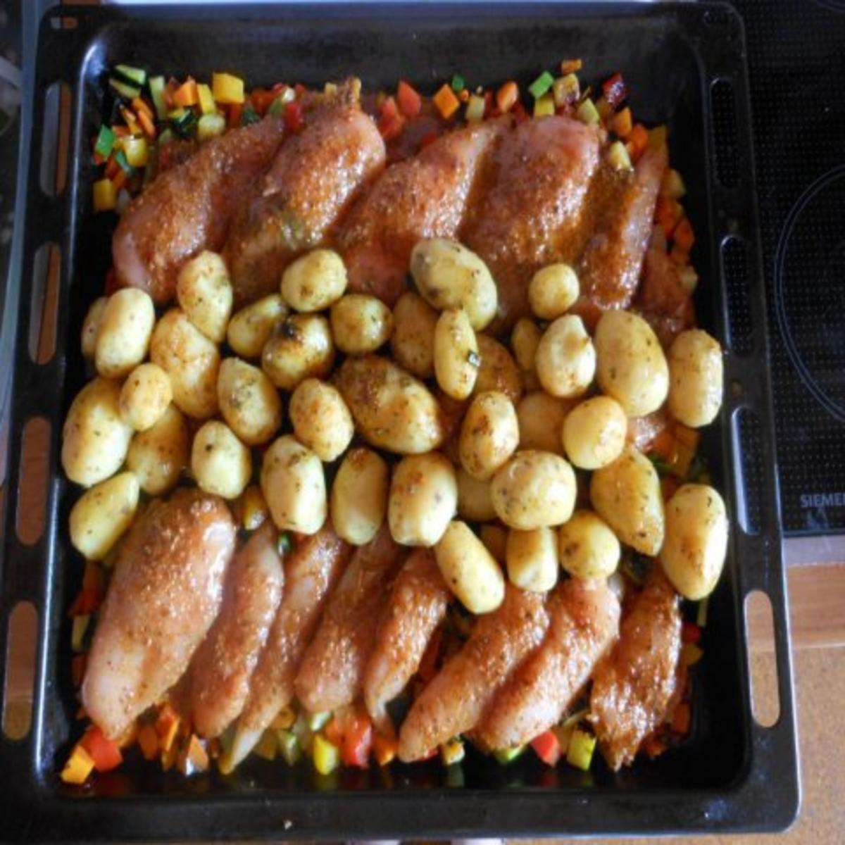 Hähnchenbrust auf Gemüsebett mit Kartoffelecken - Rezept - Bild Nr. 4