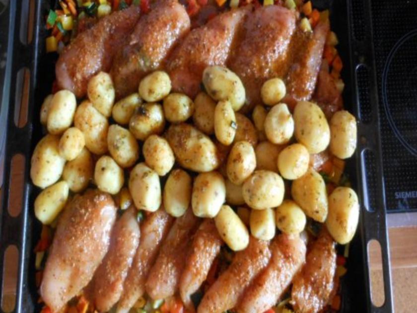 H Hnchenbrust Auf Gem Sebett Mit Kartoffelecken Rezept Kochbar De