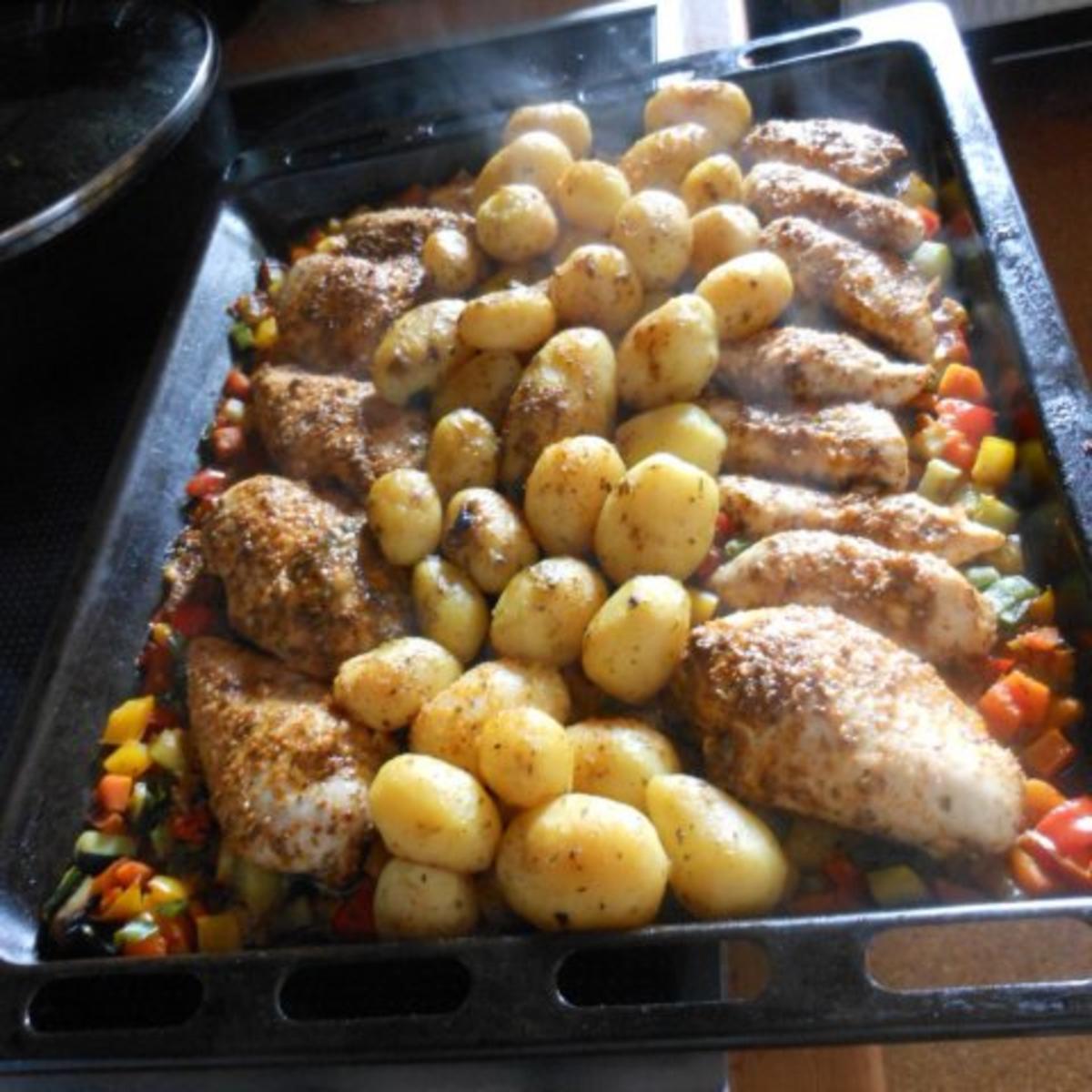 Hähnchenbrust auf Gemüsebett mit Kartoffelecken - Rezept - Bild Nr. 5