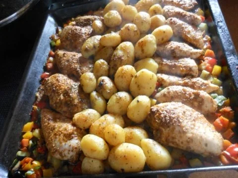Rezept: Hähnchenbrust auf Gemüsebett mit Kartoffelecken Bild Nr. 5 Hähnchenbrust auf Gemüsebett mit Kartoffelecken - Rezept - Bild Nr. 5