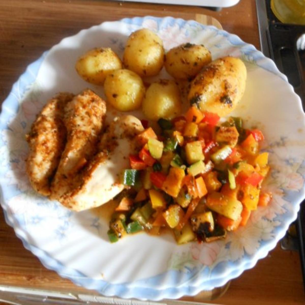 Hähnchenbrust auf Gemüsebett mit Kartoffelecken - Rezept - Bild Nr. 6