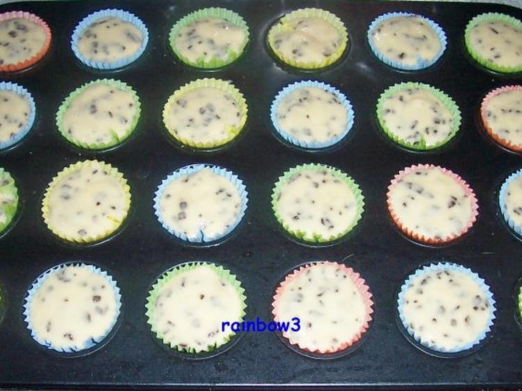 Backen: Stracciatella-Mini-Muffins - Rezept - kochbar.de