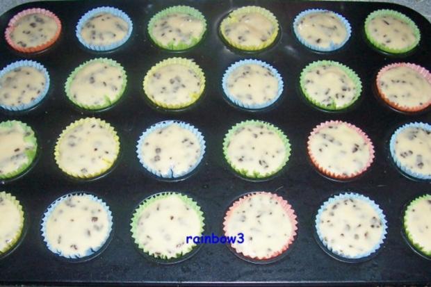 Backen: Stracciatella-Mini-Muffins - Rezept - kochbar.de