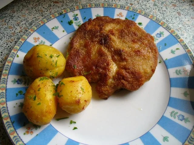 Schnitzel vom Schweinekamm mit Schwenkkartoffeln - Rezept - Bild Nr. 3