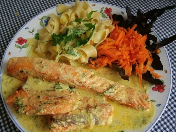 Wildlachs aus dem Paradies  in cremiger Kräutersosse - Rezept