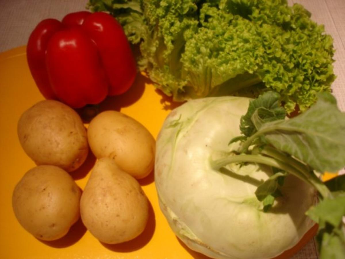 Kohlrabischnitzel mit Paprika-Kartoffelpüree und Friseesalat - Rezept - Bild Nr. 2