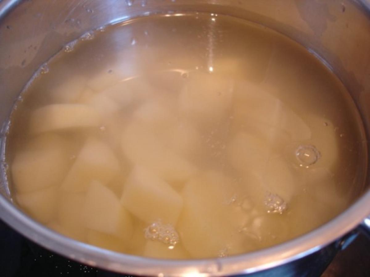 Kohlrabischnitzel mit Paprika-Kartoffelpüree und Friseesalat - Rezept - Bild Nr. 7