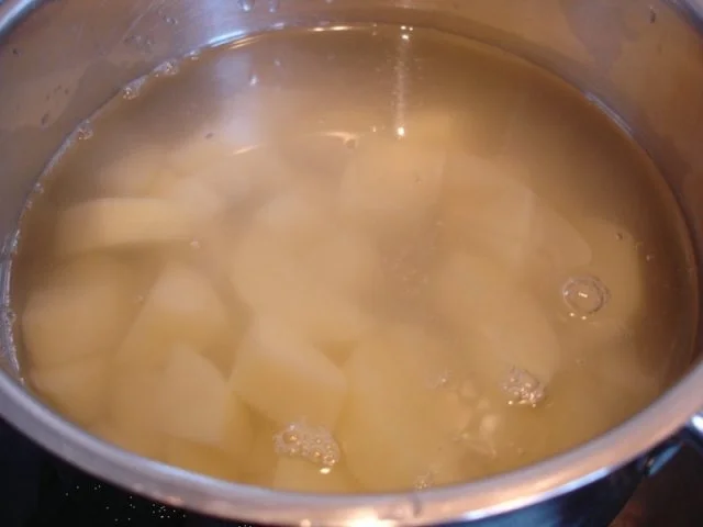 Rezept: Kohlrabischnitzel mit Paprika-Kartoffelpüree und Friseesalat Bild Nr. 7 Kohlrabischnitzel mit Paprika-Kartoffelpüree und Friseesalat - Rezept - Bild Nr. 7