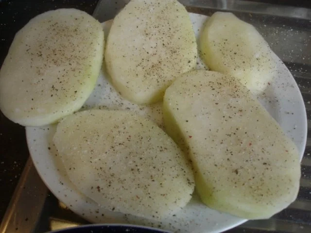 Rezept: Kohlrabischnitzel mit Paprika-Kartoffelpüree und Friseesalat Bild Nr. 12 Kohlrabischnitzel mit Paprika-Kartoffelpüree und Friseesalat - Rezept - Bild Nr. 12