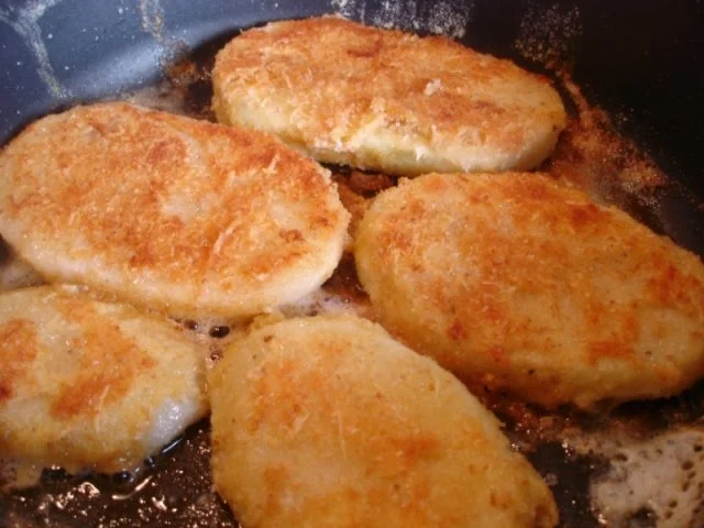 Rezept: Kohlrabischnitzel mit Paprika-Kartoffelpüree und Friseesalat Bild Nr. 17 Kohlrabischnitzel mit Paprika-Kartoffelpüree und Friseesalat - Rezept - Bild Nr. 17