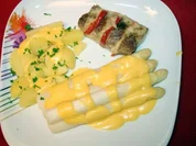 Filet Caprese mit Kartoffeln, dazu Spargel und Soße Hollandaise - Rezept