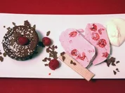 Himbeereis mit kleinem Schokokuchen und Cognacsahne - Rezept