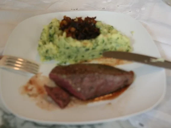 Rezept: Bisonsteak mit Kräuterstampfkartoffeln und Röstzwiebeln Bild Nr. 2 Bisonsteak mit Kräuterstampfkartoffeln und Röstzwiebeln - Rezept - Bild Nr. 2