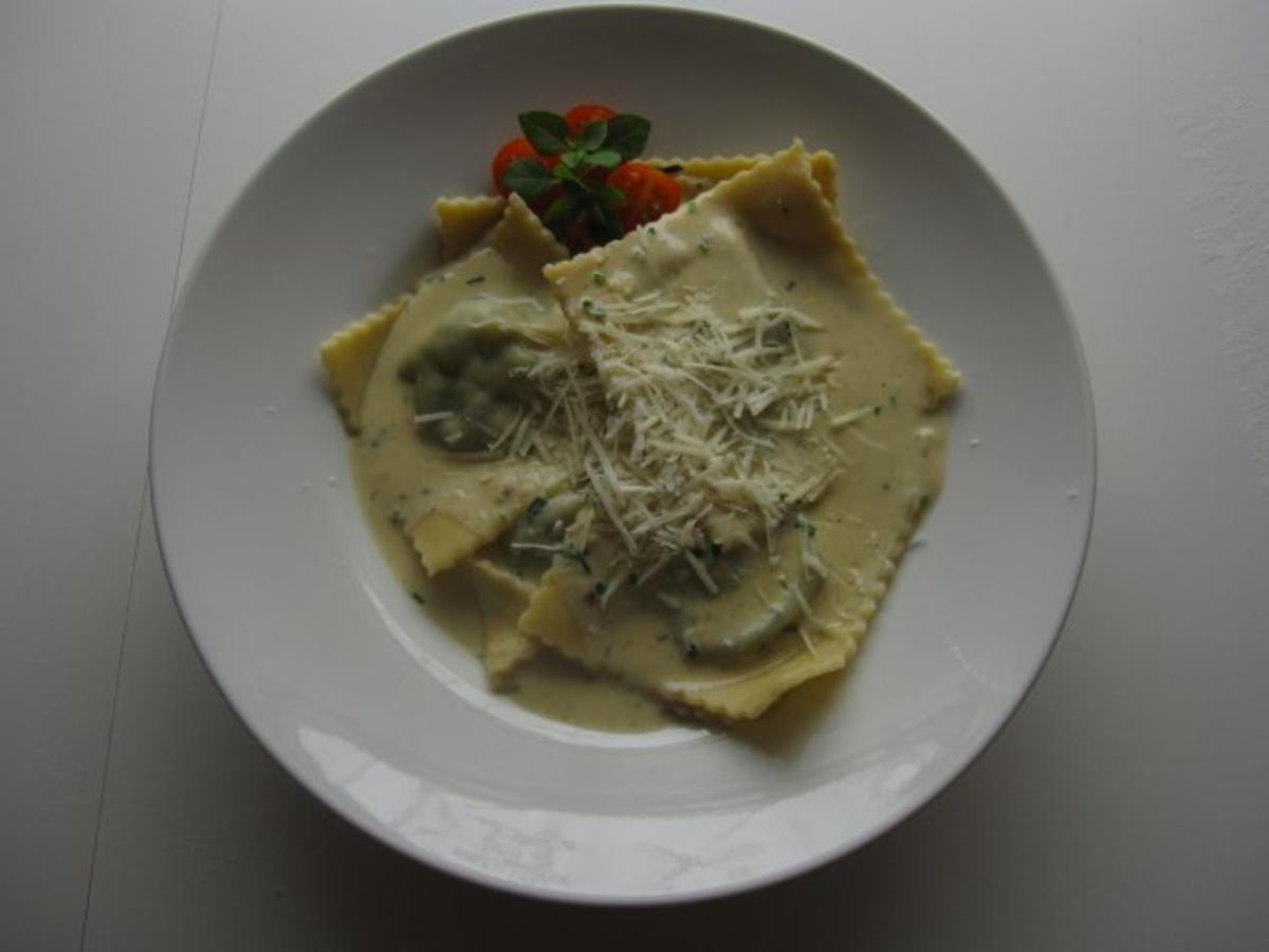 Raviolis mit Spinat-Käse-Füllung - Rezept - kochbar.de