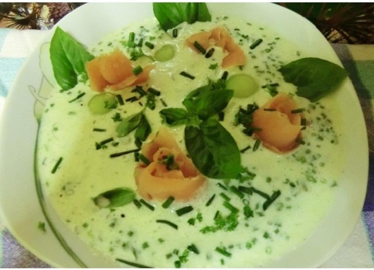 Kalte Gurken-Suppe mit Melone, Wasabi u. Räucherlachs-Rosen - Rezept