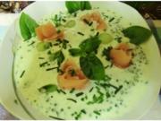 Kalte Gurken-Suppe mit Melone, Wasabi u. Räucherlachs-Rosen - Rezept