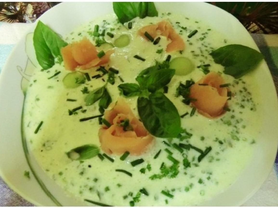 Kalte Gurken-Suppe mit Melone, Wasabi u. Räucherlachs-Rosen - Rezept ...