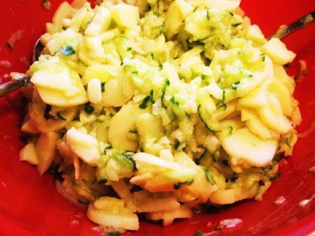 Kartoffelsalat mit grüner Gurke ... - Rezept - kochbar.de