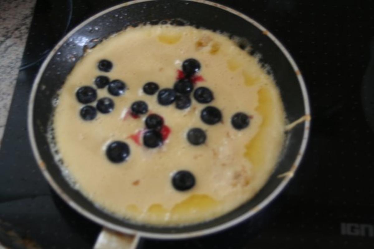 Pancakes mit Heidelbeeren und Ahornsirup - Rezept - Bild Nr. 2