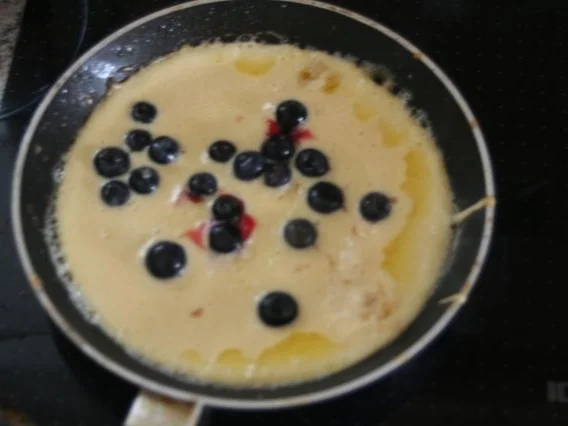 Rezept: Pancakes mit Heidelbeeren und Ahornsirup Bild Nr. 2 Pancakes mit Heidelbeeren und Ahornsirup - Rezept - Bild Nr. 2