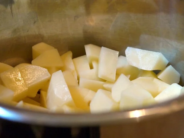 Lachs mit Koriander-Gremolata, Avocado-Kartoffel-Püree und Ofentomaten - Rezept - Bild Nr. 2
