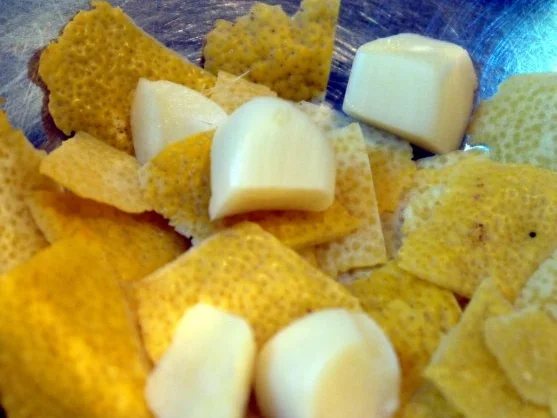 Lachs mit Koriander-Gremolata, Avocado-Kartoffel-Püree und Ofentomaten - Rezept - Bild Nr. 3