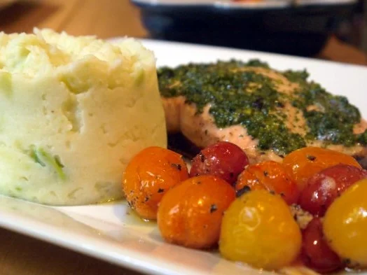 Lachs mit Koriander-Gremolata, Avocado-Kartoffel-Püree und Ofentomaten - Rezept - Bild Nr. 12