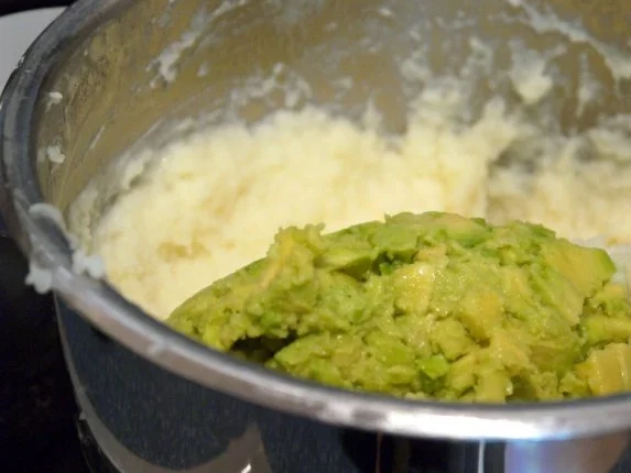 Lachs mit Koriander-Gremolata, Avocado-Kartoffel-Püree und Ofentomaten - Rezept - Bild Nr. 11