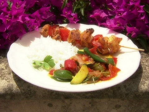 Rezept: Marinierte Hähnchenspieße mit Schmorgemüse Marinierte Hähnchenspieße mit Schmorgemüse - Rezept