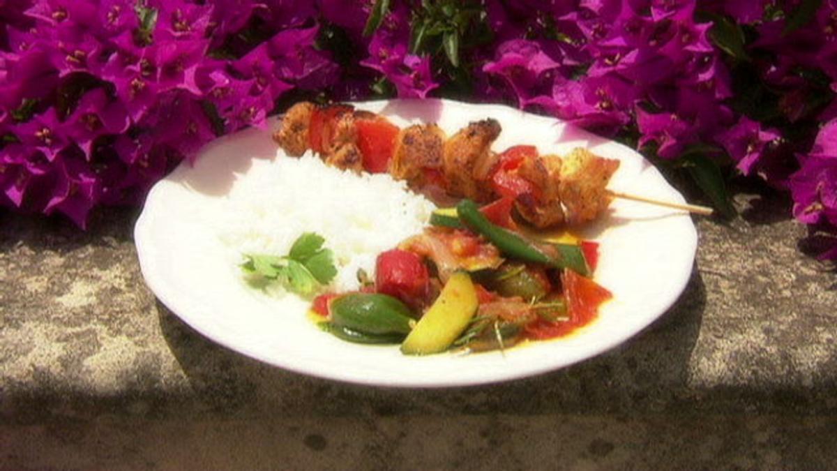 Marinierte Hähnchenspieße mit Schmorgemüse - Rezept - kochbar.de