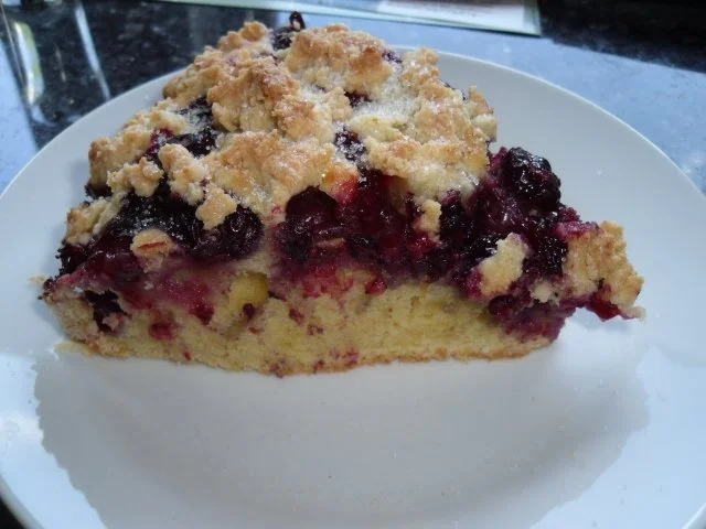 Eierlikör-Heidelbeerkuchen mit Orangenstreuseln - Rezept