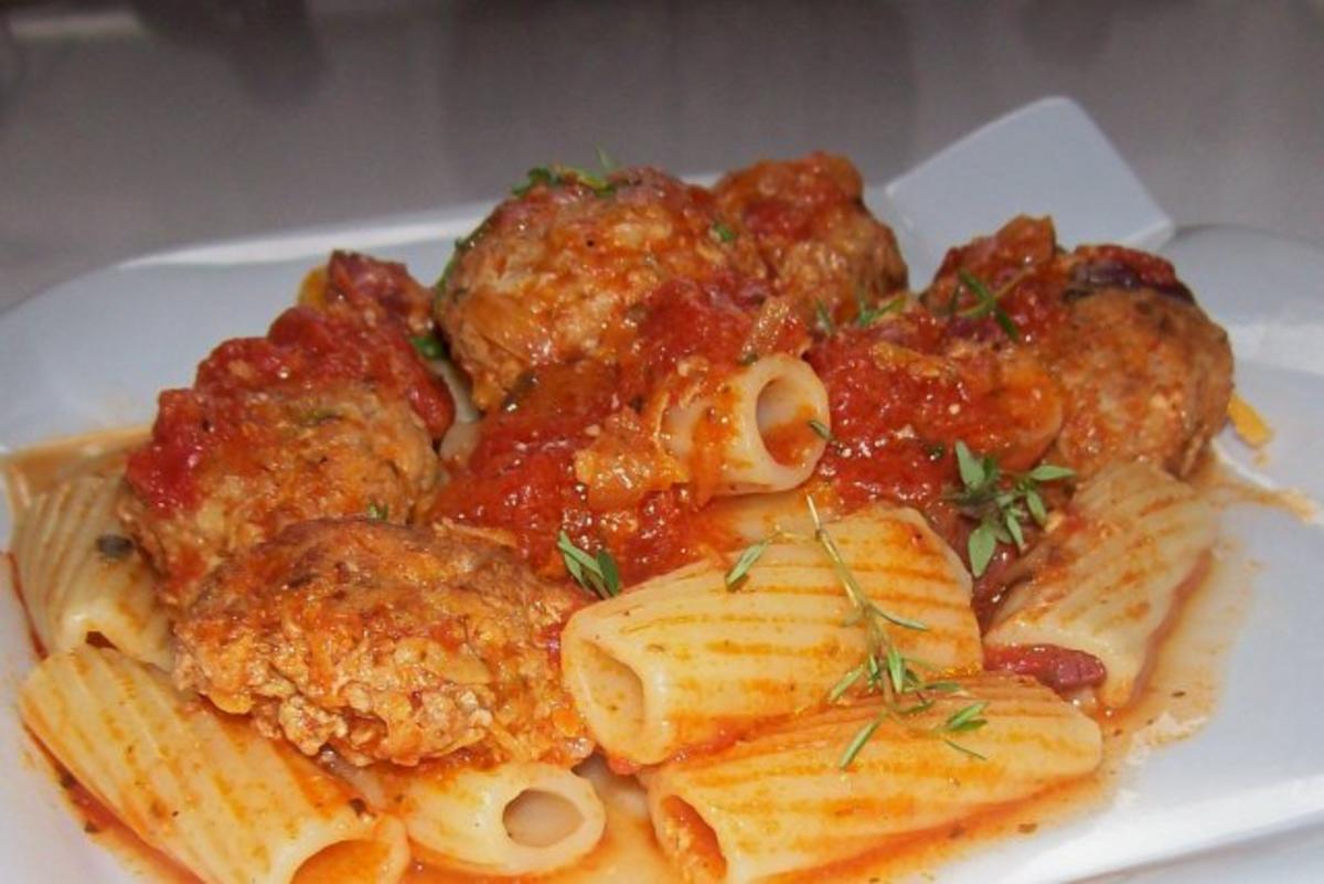 Rigatoni mit Gemüse-Hackbällchen in Schinken-Tomatensoße - Rezept ...