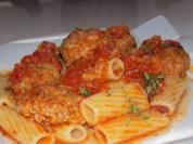 Rigatoni mit Gemüse-Hackbällchen in Schinken-Tomatensoße - Rezept