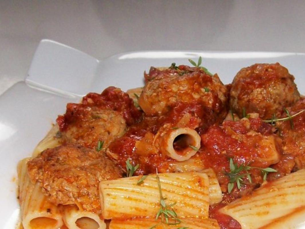 Rigatoni mit Gemüse-Hackbällchen in Schinken-Tomatensoße - Rezept ...