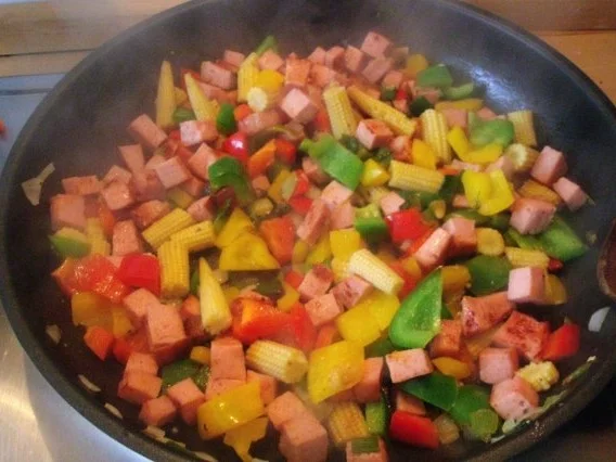 Leberkäsepfanne mit Paprika und Reis - Rezept - Bild Nr. 2