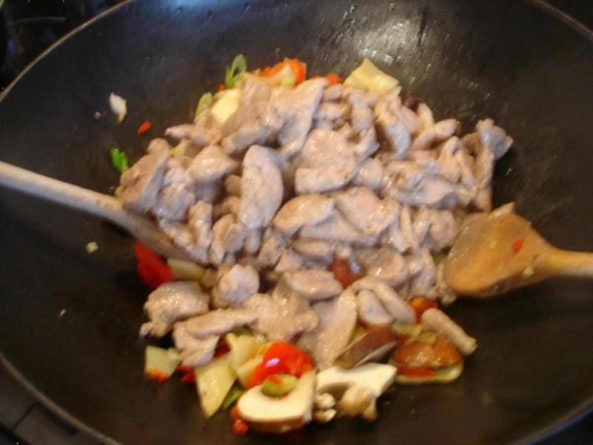 Schweinefilet im Wok mit Reis und Salat - Rezept - Bild Nr. 13
