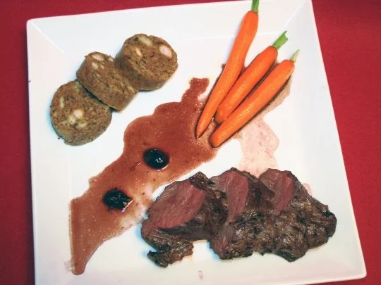 Rehrücken mit Vanilleblume an Wacholderbeersoße auf Pfifferlingsknödeln und Möhrchen - Rezept