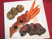 Rehrücken mit Vanilleblume an Wacholderbeersoße auf Pfifferlingsknödeln und Möhrchen - Rezept