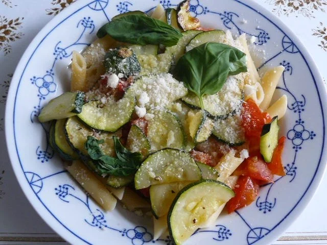 Rezept: Penne mit Tomate und Zucchini Penne mit Tomate und Zucchini - Rezept