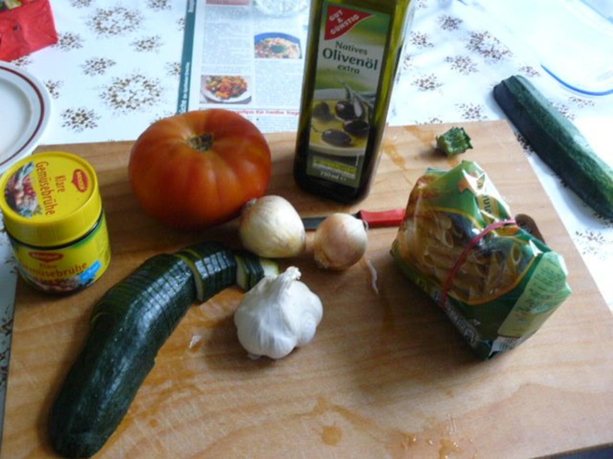 Penne mit Tomate und Zucchini - Rezept - Bild Nr. 2
